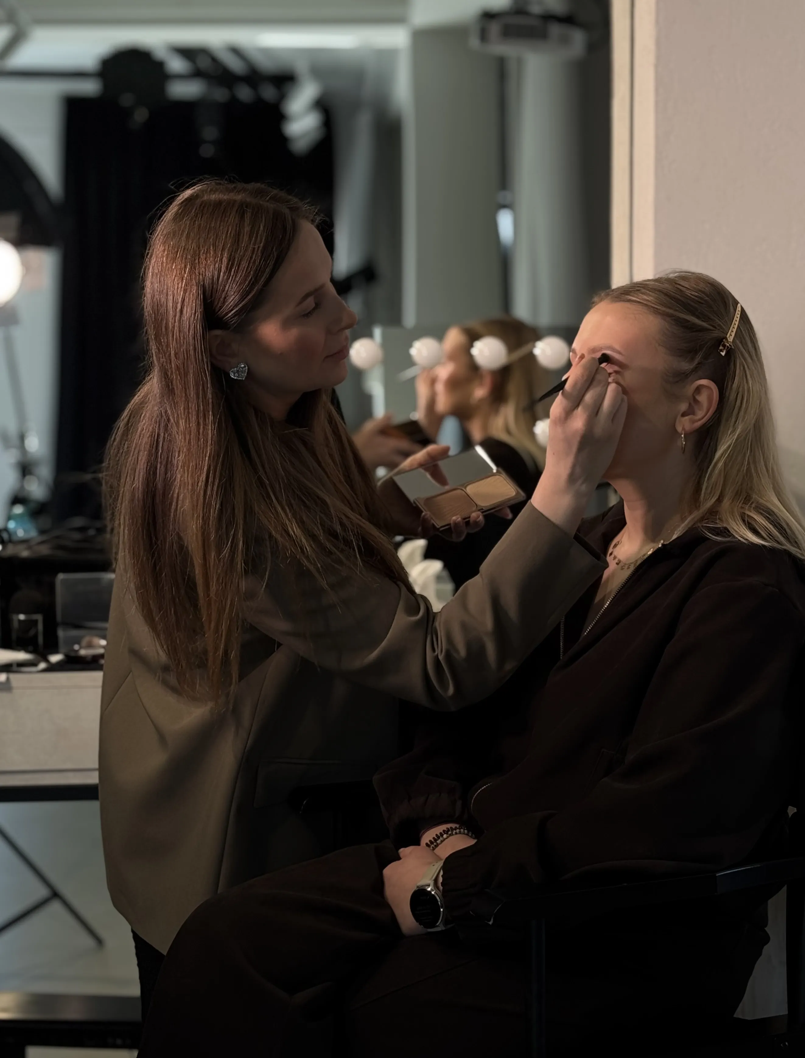 Paulina Leszkiewicz przy pracy - profesjonalny makijaż wieczorowy Gdynia